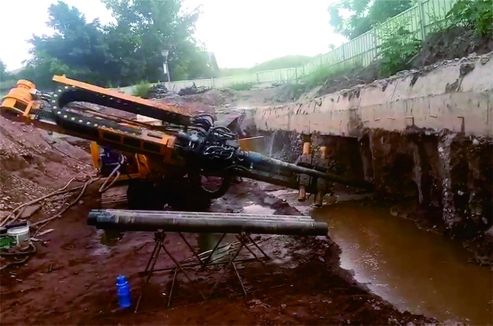 सुरंग निर्माण खनन ड्रिल मशीन 4.5 मीटर क्षैतिज ऊंचाई R32/R38/T38/T45 शांक